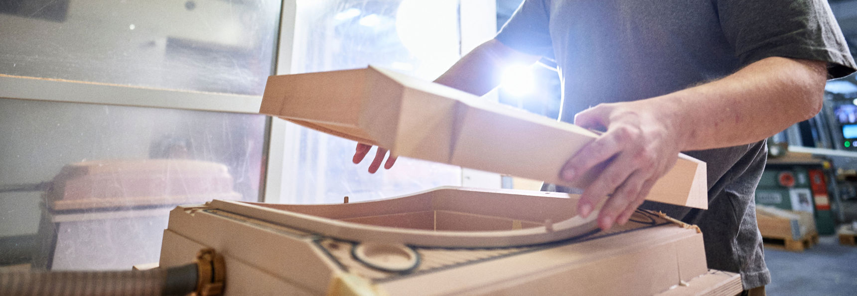 Industrielt arbejde og produktion med fokus på kvalitet håndværk og moderne fremstilling i erhvervsuddannelse