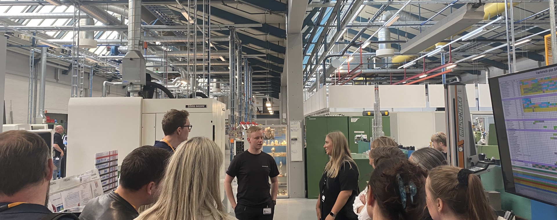 Vejledere lytter til ung mandlig lærling