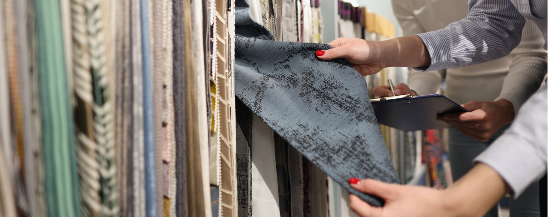 To personer kigger på tekstiler